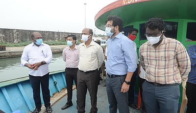 படகில் சென்று கடலூா் ஆட்சியா் ஆய்வு