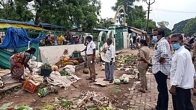 உழவா் சந்தையில் ஆக்கிரமிப்புகள் அகற்றம்