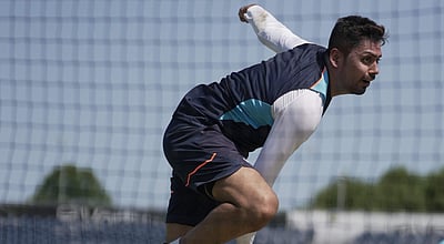 பயிற்சி ஆட்டத்தில் ஆவேஷ் கானுக்குக் காயம்!