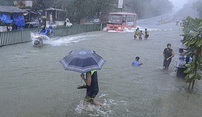 மும்பையில் கொட்டித் தீர்த்த கனமழை: சிவப்பு எச்சரிக்கை!