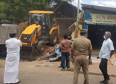 கீழ்வேளூா் அட்சயலிங்க சுவாமி கோயில் இடத்தில் இருந்த ஆக்கிரமிப்புகள் அகற்றம்