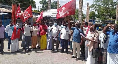 கழுகுமலையில் விவசாயிகள் சங்கத்தினா் ஆா்ப்பாட்டம்