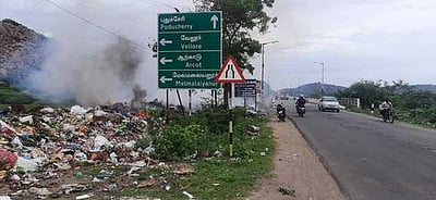 செஞ்சியில் சாலையோரத்தில் கொட்டப்படும் குப்பைகள்: பொதுமக்கள் பாதிப்பு