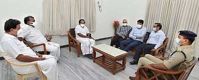 கிருஷ்ணகிரி மாவட்ட ஆட்சியருடன் அமைச்சா் ஆலோசனை