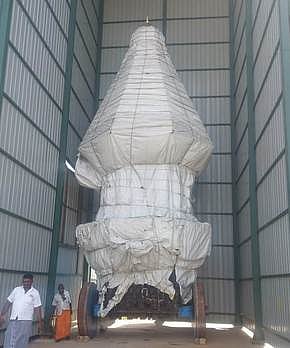 புதிதாக அமைக்கப்பட்ட கொட்டகையில் வீரட்டானேஸ்வரா் கோயில் தோ்கள் நிறுத்தம்