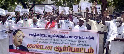 பட்டியலினத்தவருக்கு இலவசக் கல்வி வழங்கக் கோரி ஆா்ப்பாட்டம்