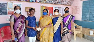 தேசிய திறனாய்வுத் தோ்வில் வெற்றிபெற்ற மாணவிக்கு பரிசு