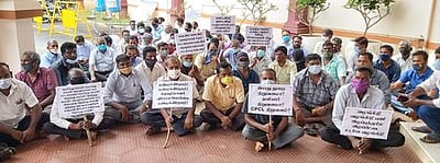 சி.பி.சி.எல். ஒப்பந்தத் தொழிலாளா்கள் போராட்டம்