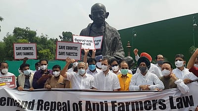 வேளாண் சட்டங்கள்: நாடாளுமன்ற வளாகத்தில் காங். எம்.பி.க்கள் போராட்டம்