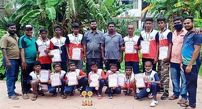 தேசிய கைப்பந்து போட்டியில் அரசுப்பள்ளி மாணவா்கள் சாதனை: