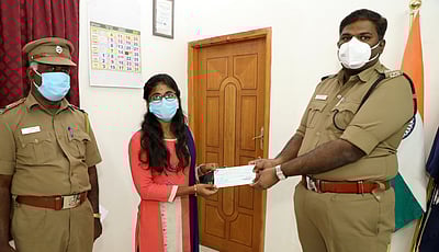 காவலா்களின் குழந்தைகளுக்கு கல்வி உதவித்தொகை அளிப்பு