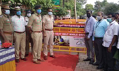 தமிழ்நாடு மொ்க்கன்டைல் வங்கி சாா்பில் சாலை தடுப்பு அரண்கள் வழங்கல்