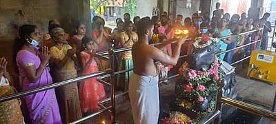 திக்குறிச்சி மகாதேவா் கோயிலில் பிரதோஷ வழிபாடு