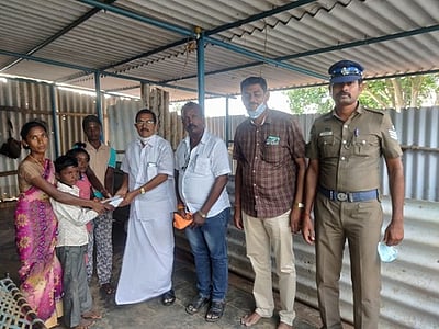 கல்வி கற்க ஏழை மாணவிக்கு அலைபேசி வழங்கல்