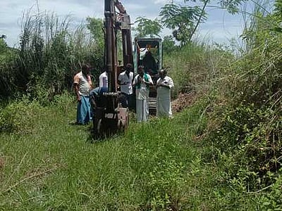 தோப்புத் தெரு வாய்க்கால் தூா்வாரும் பணி தொடக்கம்