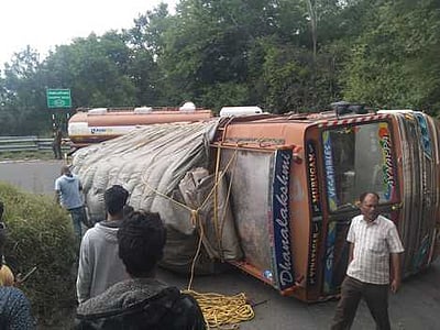 திம்பம் மலைப் பாதையில் லாரி கவிழ்ந்து விபத்து