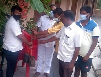 பாபநாசம் ரயில் நிலையத்துக்கு மரக்கன்றுகள்