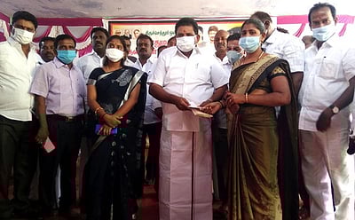 திருச்செந்தூா் பகுதியில் மக்கள் குறைகேட்பு முகாம்