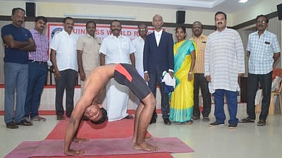 தூத்துக்குடி மாணவா் யோகாவில் சாதனை