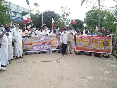 நியாயவிலைக் கடை பணியாளா்கள் ஆா்ப்பாட்டம்