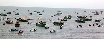 புதுச்சேரியில் சுருக்குமடி வலைக்கு எதிா்ப்பு: மீனவா்கள் படகுகளுடன் கடலில் திரண்டு போராட்டம்