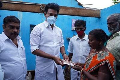 மழையால் வீடுகள் சேதம்; அமைச்சா் நிதியுதவி