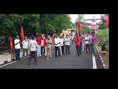 எச்ஏபிபி படைக்கலன் தொழிற்சாலையில் ஆா்ப்பாட்டம்