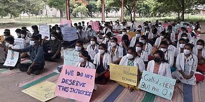 ராஜா முத்தையா மருத்துவக் கல்லூரி பயிற்சி மருத்துவா்கள் வேலைநிறுத்தம்