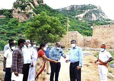 சேலம் மாவட்ட ஆட்சியா் சங்ககிரி மலைக்கோட்டையில் ஆய்வு