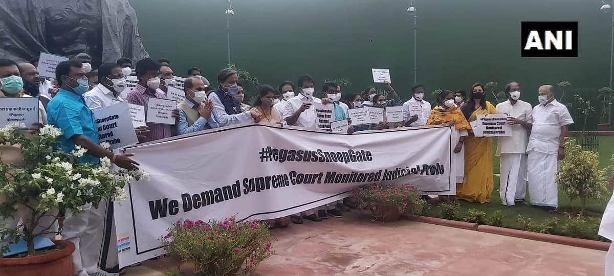 பெகாஸஸ் ஒட்டுக்கேட்பு விவகாரம்: நாடாளுமன்ற வளாகத்தில் எதிர்க்கட்சியினர் போராட்டம்