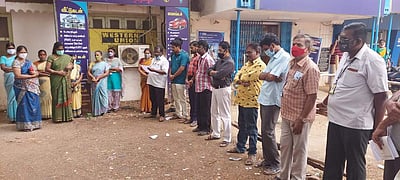 பெரியகுளம்: எல்ஐசி தனியார்மயமாக்கலை கண்டித்து ஊழியர்கள் ஆர்ப்பாட்டம் 