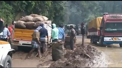 சேற்றில் சிக்கிய லாரி:போக்குவரத்து பாதிப்பு