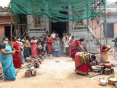 கூத்தாநல்லூர் : வேளுக்குடி அங்காளம்மன் கோயிலில் ஊரணிப் பொங்கலிட்டு படையல்