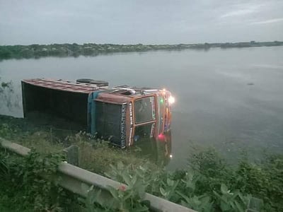 வடுவூர் ஏரியில் கவிழ்ந்த டிப்பர் லாரி: அதிர்ஷ்டவசமாக உயிர்தப்பினார் ஓட்டுநர்!