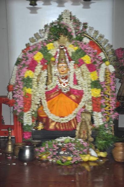 ஆடி முதல் வெள்ளி: அம்மன் கோயில்களில் பக்தா்கள் வழிபாடு