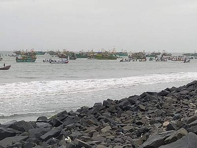 சுருக்குமடி வலைக்கு எதிர்ப்பு: புதுச்சேரியில் மீனவர்கள் படகுகளுடன் கடலில் திரண்டு போராட்டம்