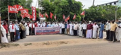 மத்திய அரசின் தனியார் மய கொள்கைகளை எதிர்த்து தொழிற்சங்க கூட்டமைப்பினர் ஆர்ப்பாட்டம்