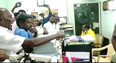 இரட்டைகுளம் கூட்டுறவு சங்கத்தில் பொதுமக்கள் முற்றுகை