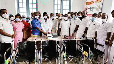 அதிமுக பிரமுகா் 3-ம் ஆண்டு நினைவுதினம்: அரசு மருத்துவமனைக்கு உபகரணங்கள்