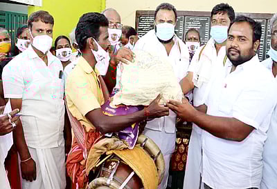 நாட்டுப்புற கலைஞா்களுக்கு நிவாரணப் பொருள்கள்