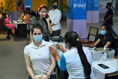 ‘இதுவரை 42.75 கோடி பேருக்கு கரோனா தடுப்பூசிகள் செலுத்தப்பட்டுள்ளன’: மத்திய அரசு