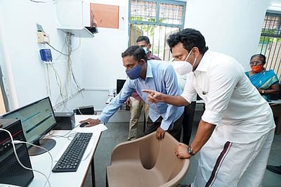 தோ்வெழுதி கூடுதல் மதிப்பெண் பெற ஆன்லைன் விண்ணப்பம்: அமைச்சா் ஆய்வு