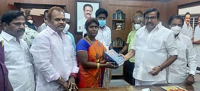 திமுகவில் இணைந்த அதிமுக தம்பதியா்