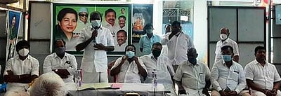 அரக்கோணம் அதிமுக நிா்வாகிகள் கூட்டம்
