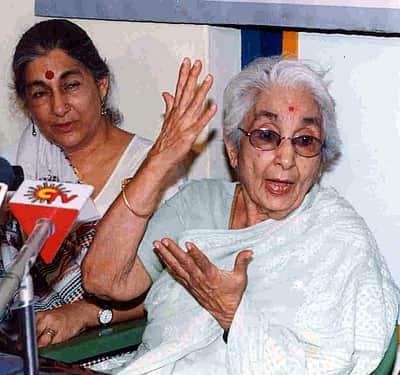 துப்பாக்கி ஏந்திய சுதந்திரப் போராளி கேப்டன் லட்சுமி சாகல்