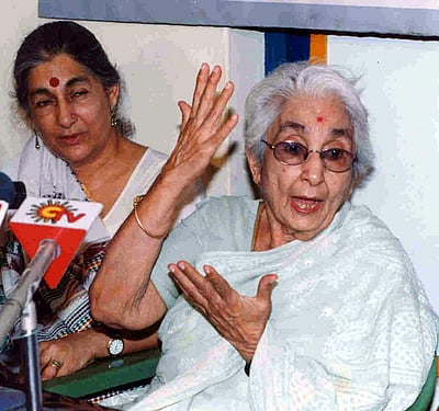 துப்பாக்கி ஏந்திய சுதந்திரப் போராளி கேப்டன் லட்சுமி சாகல்