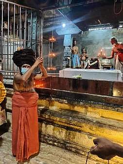 சீா்காழி சட்டைநாதா் கோயிலில் சுக்ரவார வழிபாடு