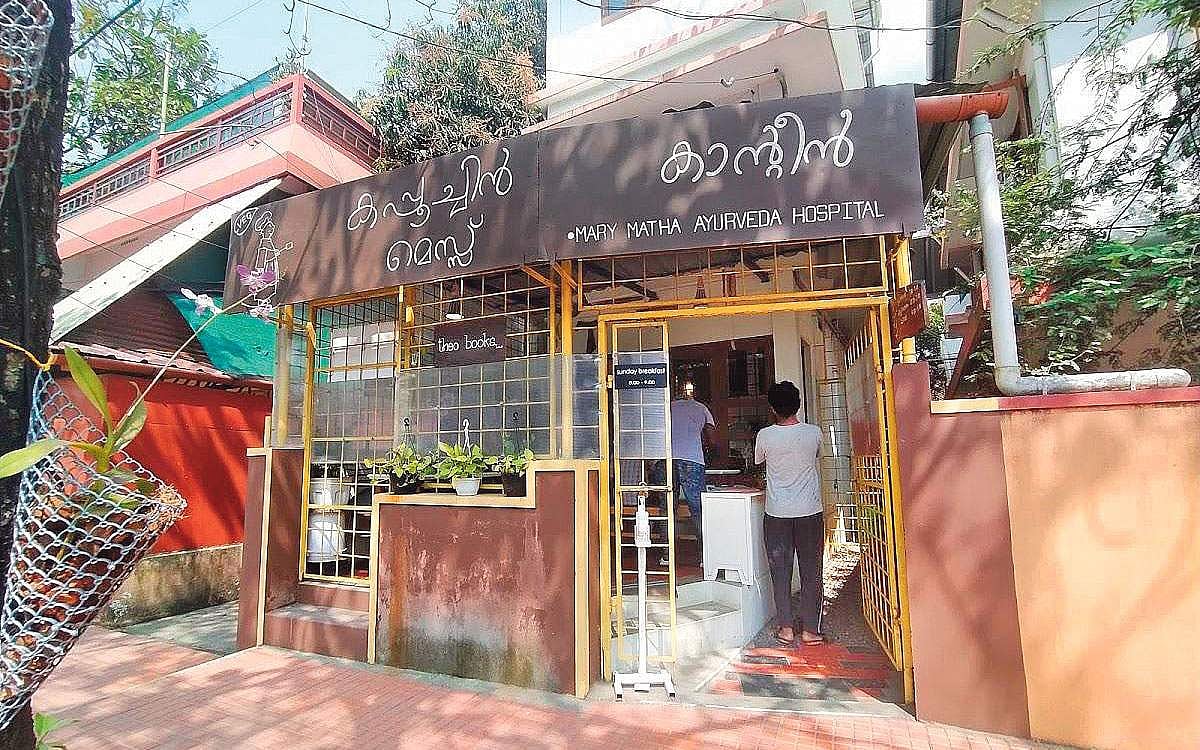 சாப்பிட்டால் காசு கேட்காத உணவகம்....!