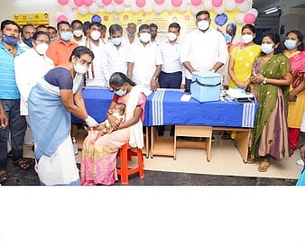 தென்காசி அரசு மருத்துவமனையில் தடுப்பூசி முகாம்