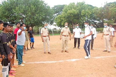 பொதுமக்கள் - போலீஸாா் நல்லுறவு விளையாட்டுப் போட்டி